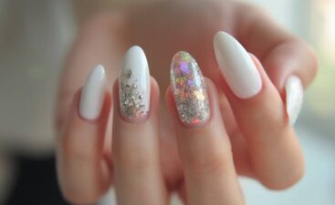 Uñas blancas y plateadas para un look elegante